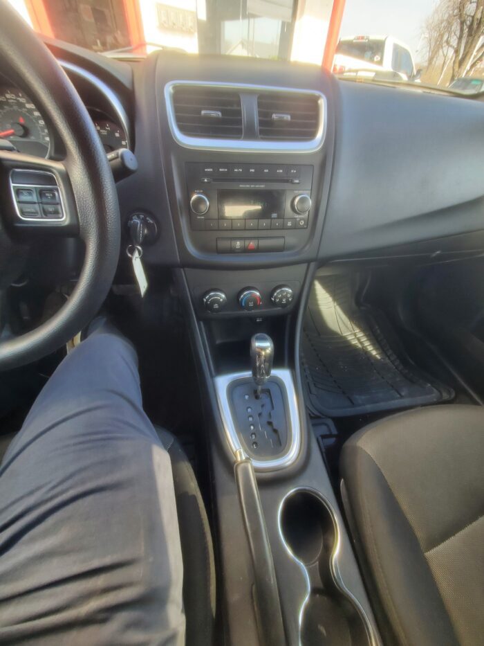 2013 Dodge Avenger SE - Image 16