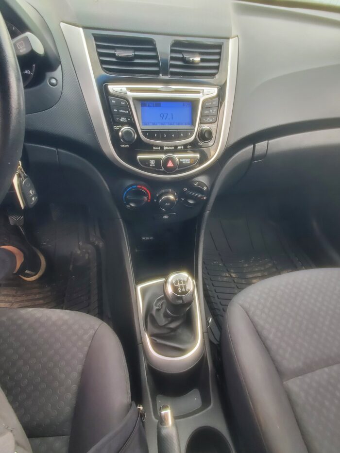 2013 Hyundai Accent - Image 9
