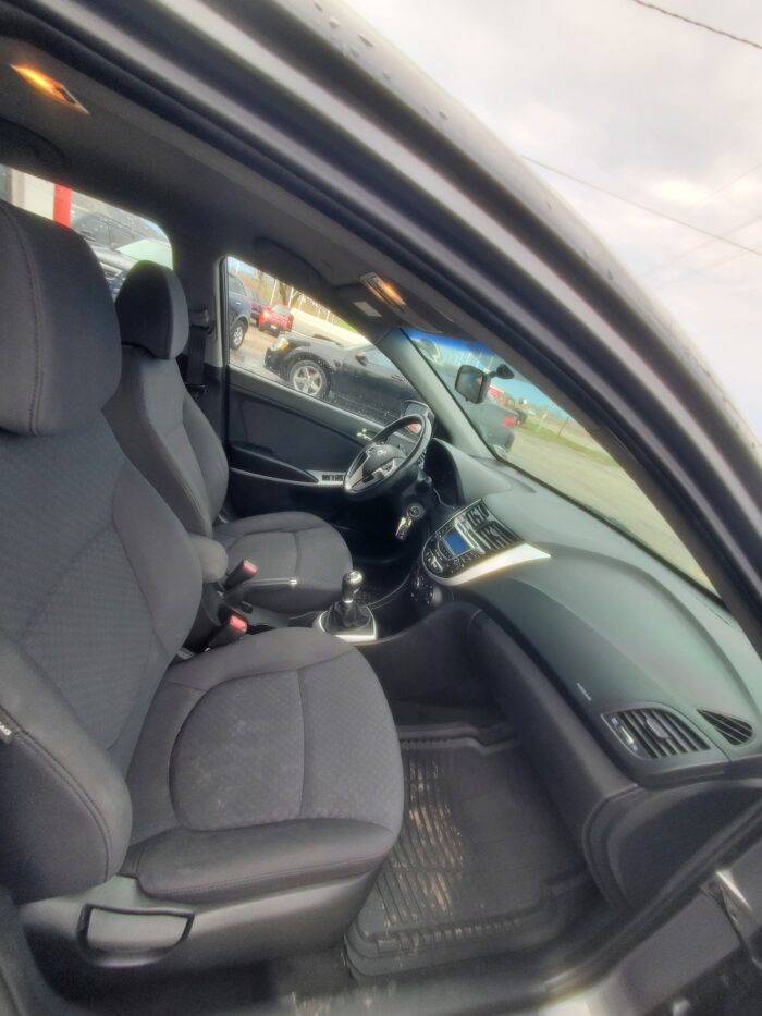 2013 Hyundai Accent - Image 15