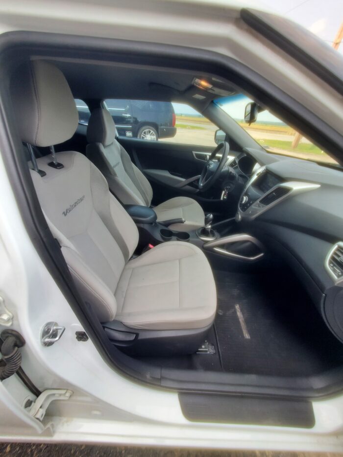 2013 Hyundai Veloster - Image 18