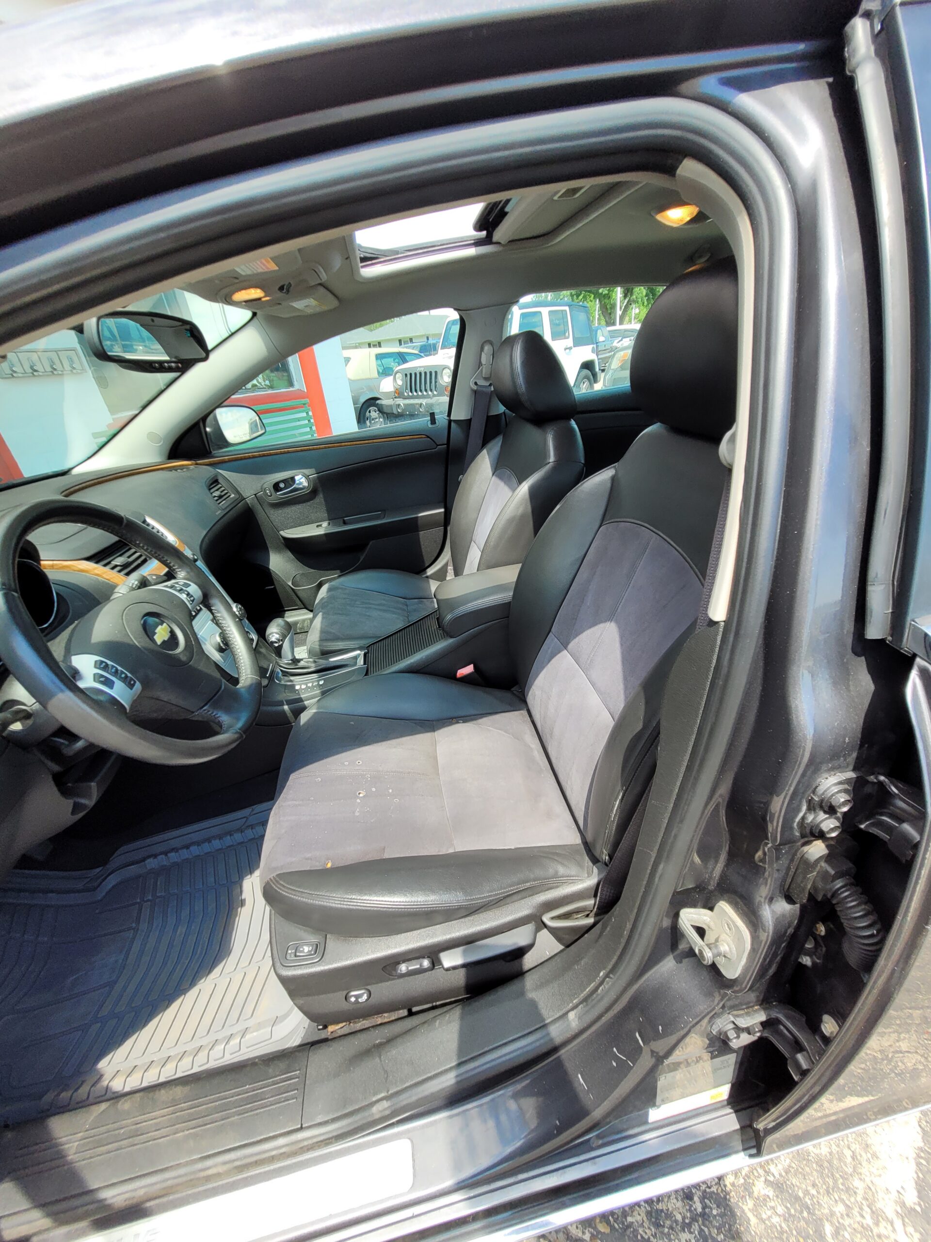2010 Chevrolet Malibu 2LT - Image 18