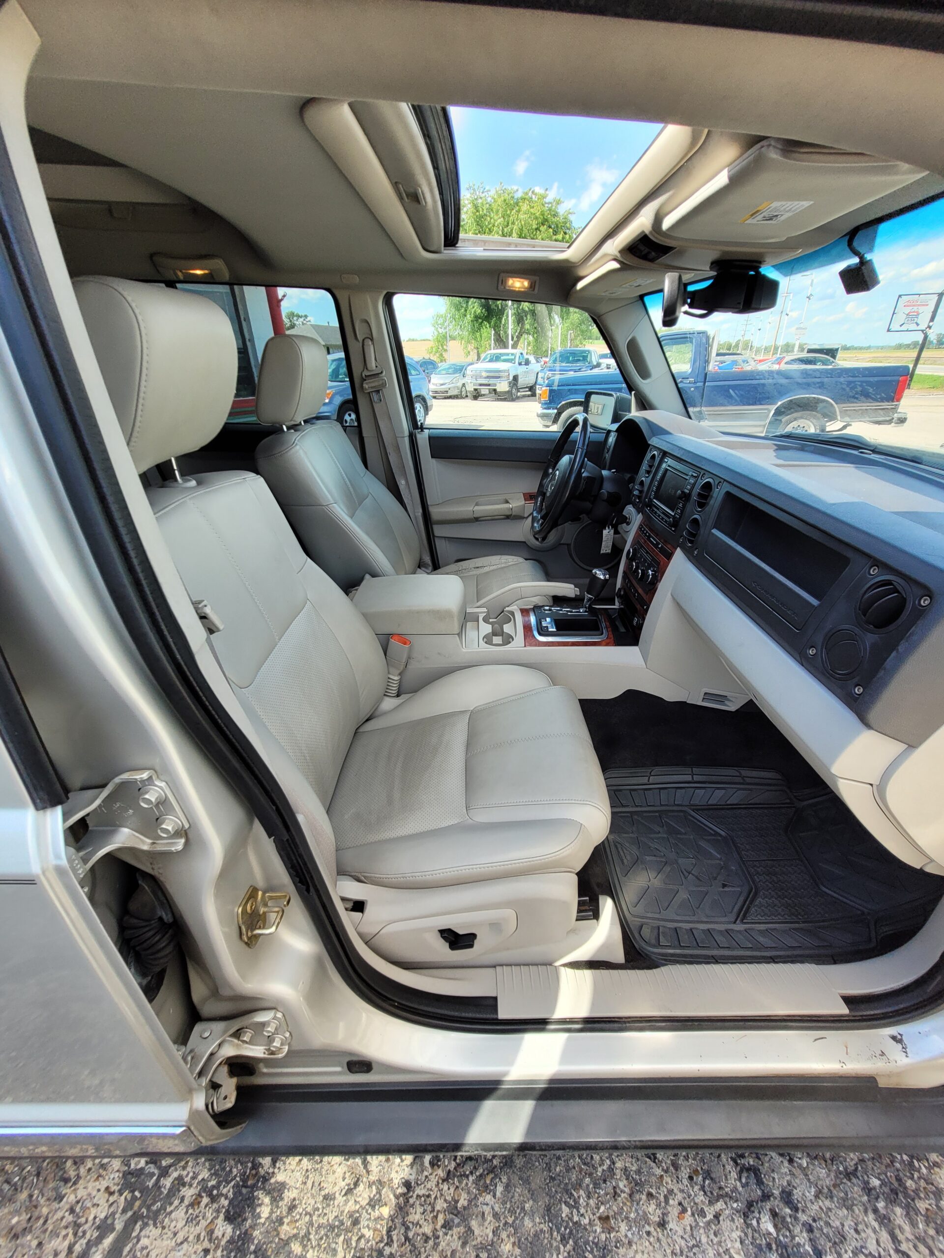 2007 Jeep Commander - Image 16