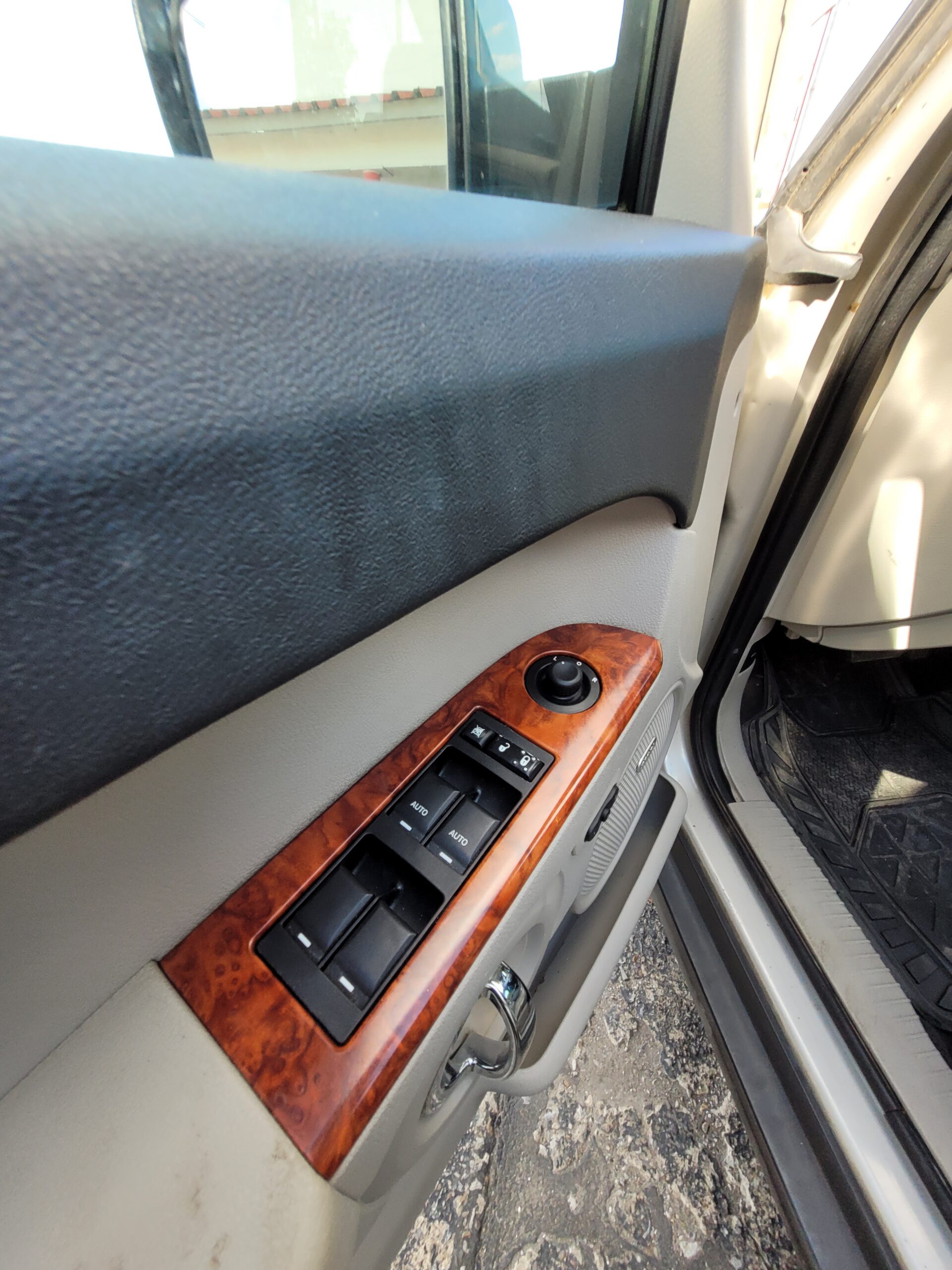 2007 Jeep Commander - Image 19