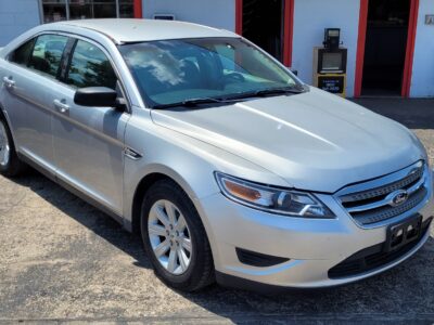 Alternative view of 2011 Ford Taurus SE